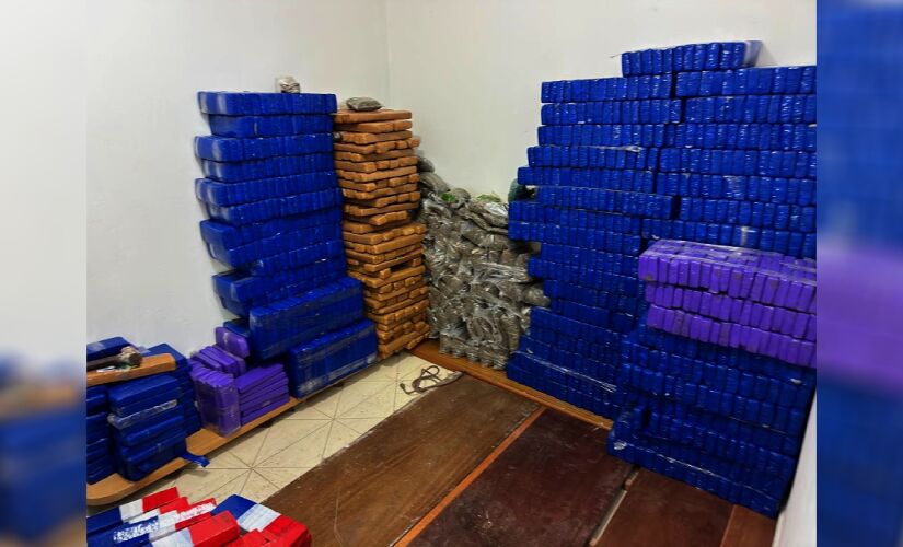 Polícia Civil também encontrou veículos, dinheiro e materiais ligados ao tráfico