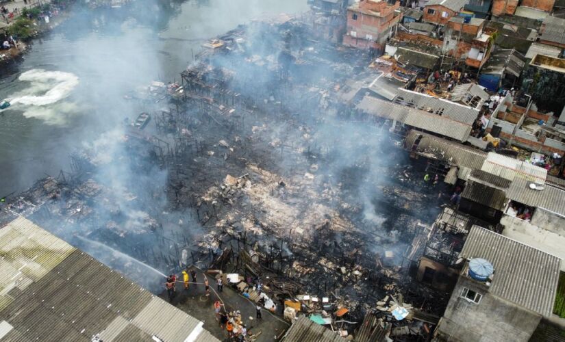 Fogo foi controlado após cerca de uma hora e meia de combate