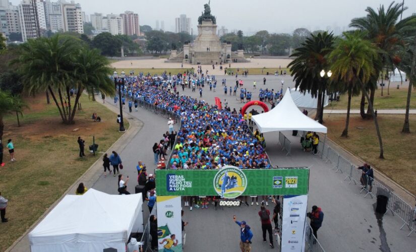 Corrida premia competidores com medalha, troféu e dinheiro
