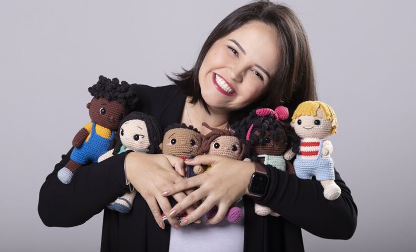 Artesão Ju Sanches se especializou em bonecos feitos de crochê conhecidos como amigurumi