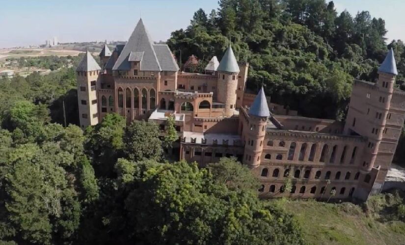 Mendonça foi diretor-executivo da Comissão Nacional de Engenharia Nuclear até 1982, quando conheceu os castelos alemães