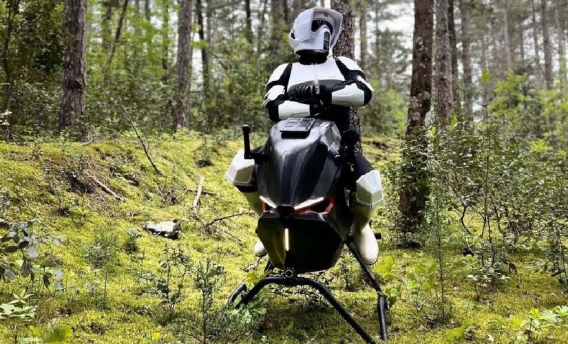 Moto voadora é projetada para transportar apenas uma pessoa e não possui hélices rotativas