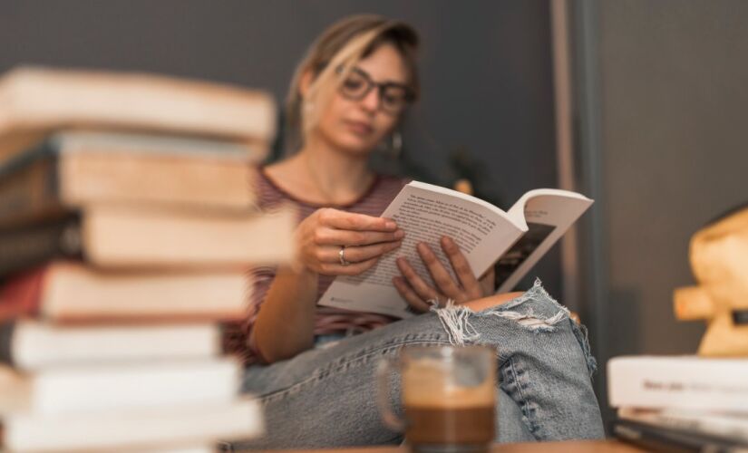 Terapia com livros cresce como alternativa para bem-estar emocional