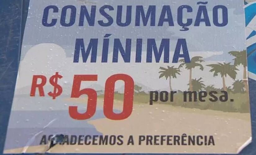 Em praias, por exemplo, não é raro quiosques que determinam valor mínimo para uso das cadeiras e tendas