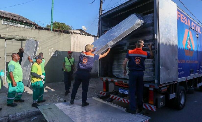 Pela manhã, a Defesa Civil do Estado enviou 100 kits de higiene pessoal, colchões, jogos de cama, cobertores e travesseiros