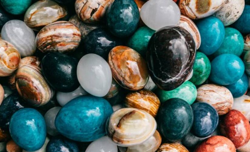 Como usar pedras energéticas para fortalecer o bem-estar emocional