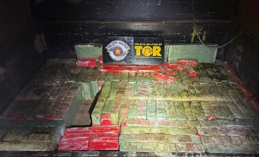 Maconha foi encontrada em um fundo falso de um caminhão na rodovia Assis Chateaubriand (SP-425),