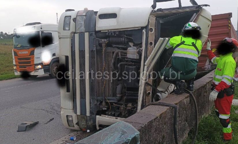 Segundo a concessionária Ecovias, responsável pelo trecho, a carreta teria perdido o controle no ponto de curva
