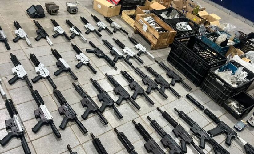 Dupla confessou que fabricava armas e indicou o galpão utilizado para armazenamento