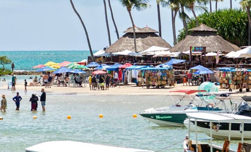 Local conta com águas cristalinas, mar calmo e areia branca
