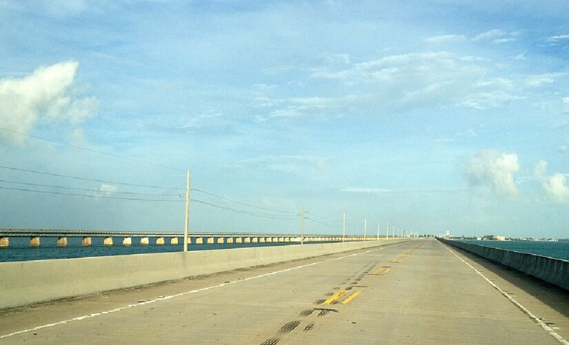 Com 182 quilômetros de extensão, a Overseas Highway liga o continente americano com às paradisíacas Florida Keys