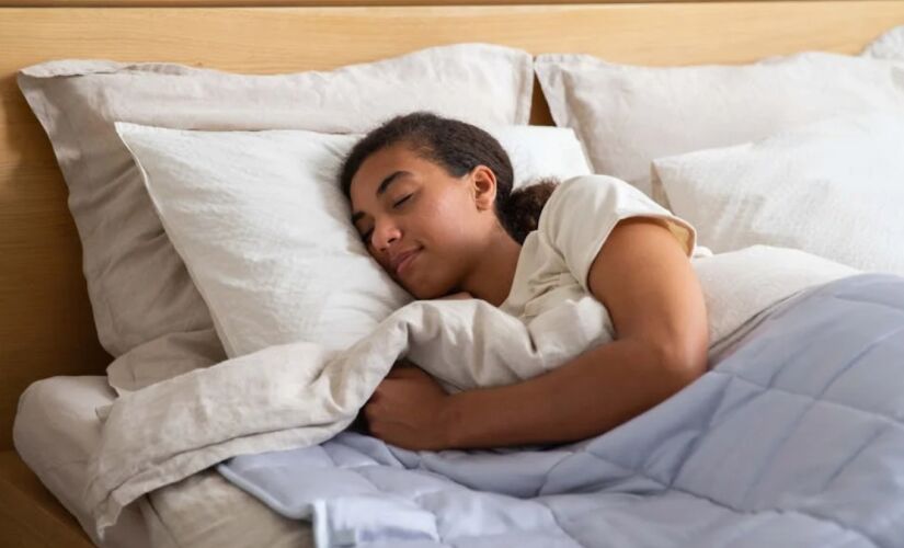 Entre as variadas posições possíveis para dormir, uma é a mais recomendada pelos especialistas, por trazer mais benefícios para a saúde