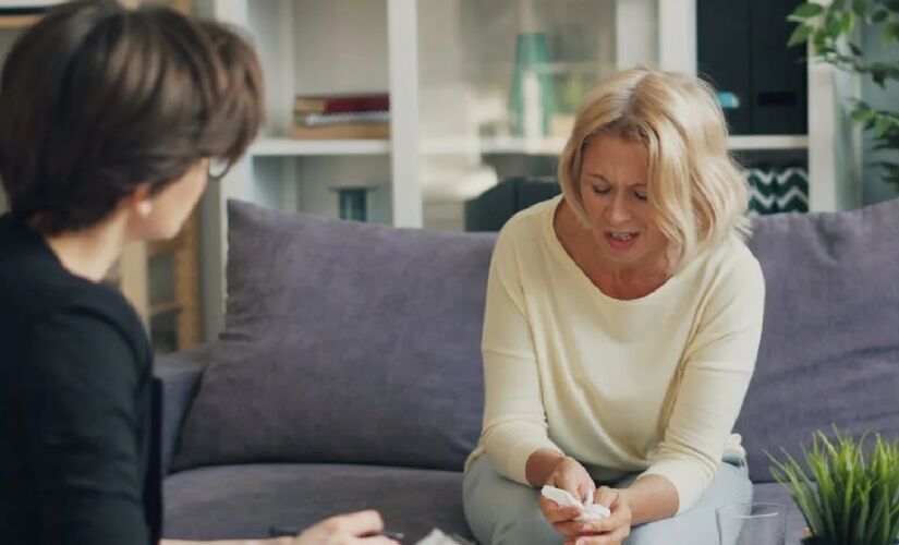 Atitudes como desviar o olhar com frequência ocorrem de forma subconsciente e transmitem sentimentos profundos