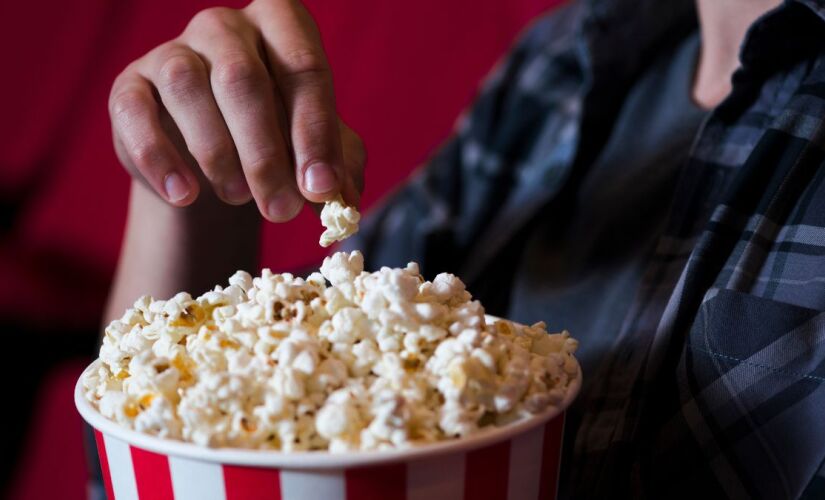 Mesmo sendo um lanche muito comum, a pipoca pode ser um perigo para a sua saúde