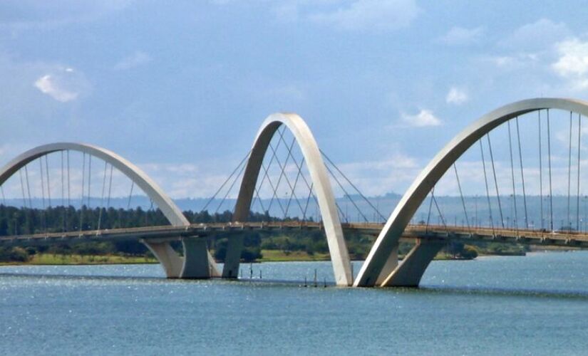 Conhecida carinhosamente como Ponte JK, esta obra de arte da engenharia em Brasília foi projetada pelo renomado arquiteto Alexandre Chan e inaugurada em 2002