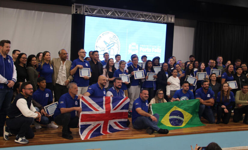 Dez alunos e cinco professores viajaram para a Inglaterra