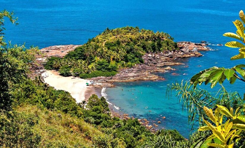 Praia de Calhetas é um local encantador que apresenta para os turistas que a visitam duas praias em uma só, sendo uma para cada lado da faixa de areia