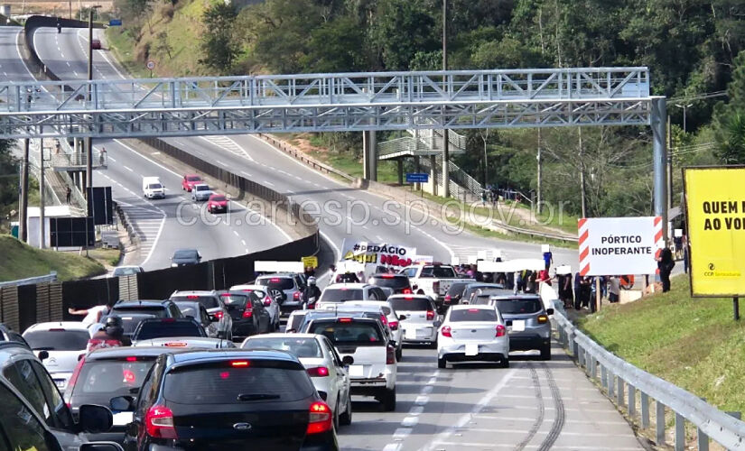 Manifestantes bloquearam a pista no km 37 da Raposo Tavares neste domingo (3/8)