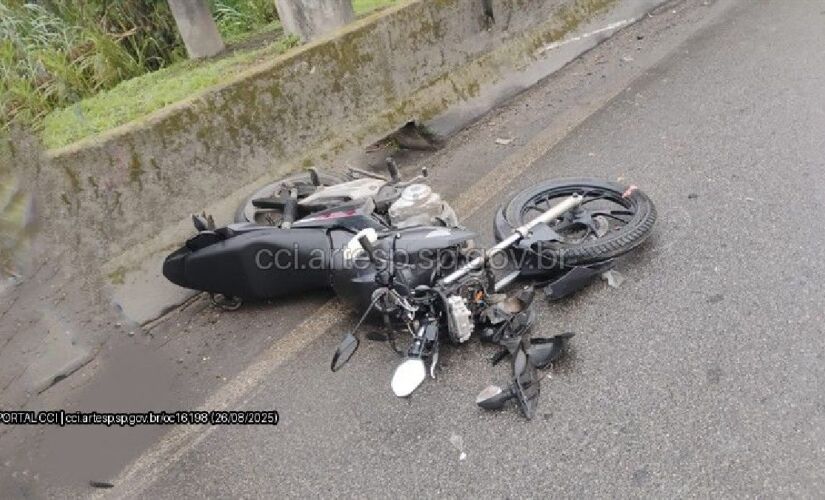 Moto com duas pessoas caiu na rodovia e, na sequência, um caminhão que vinha logo atrás não conseguiu desviar e as atropelou