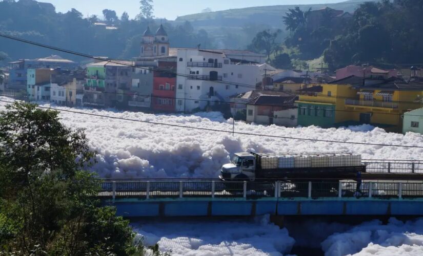 A espuma tóxica impede a entrada de luz no rio, interrompe a fotossíntese de algas e plantas aquáticas e reduz drasticamente o oxigênio dissolvido na água. 