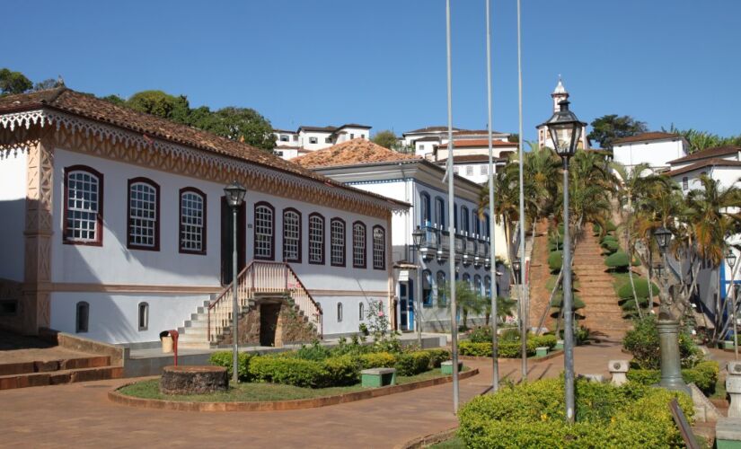 Entre casarões coloniais, serras imponentes e um queijo premiado, a cidade mineira preserva tradições e encanta viajantes