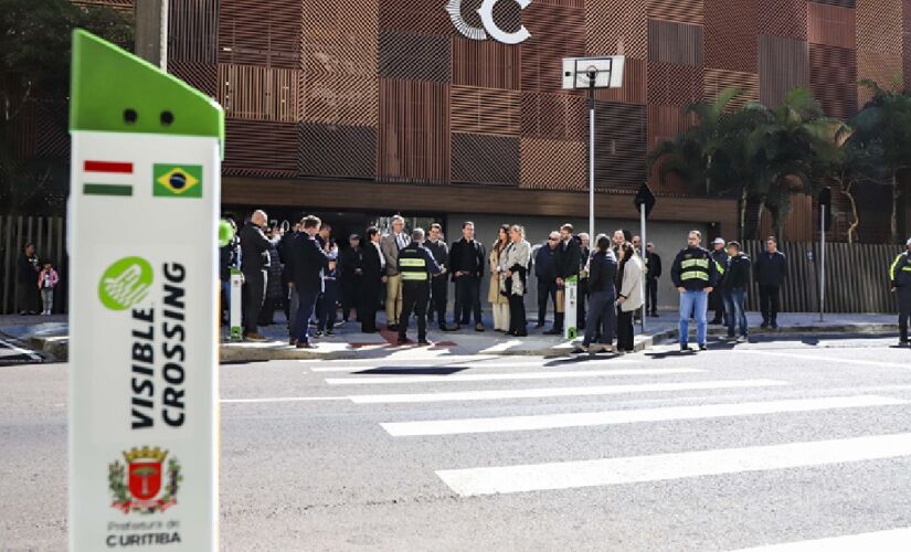 Tecnologia alerta os motoristas caso haja alguém atravessando a rua, por meio de um sensor que funciona a base de energia solar