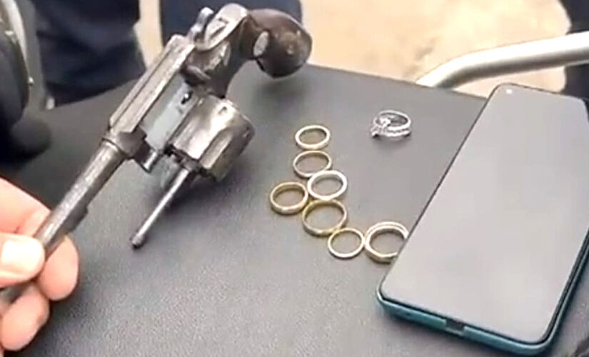 Suspeito que estava em saída temporária foi parado pelos agentes; com ele foram apreendidos uma arma de fogo e diversas alianças