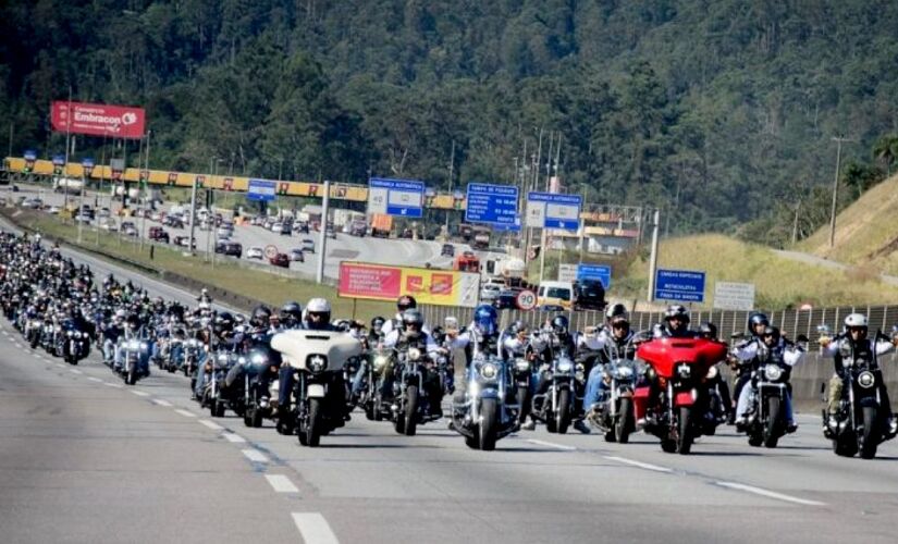 Evento reúne motociclismo, música e confraternização, com arrecadação destinada ao Fundo Social municipal