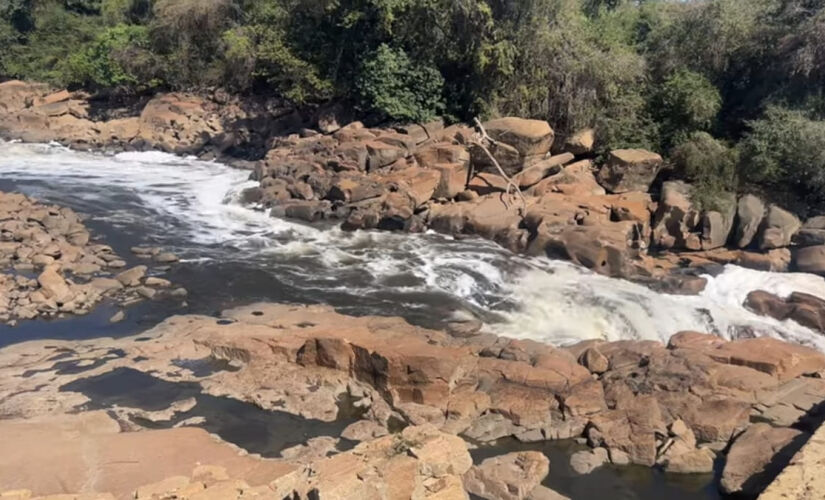 A cachoeira é uma dentre as muitas atrações da cidade