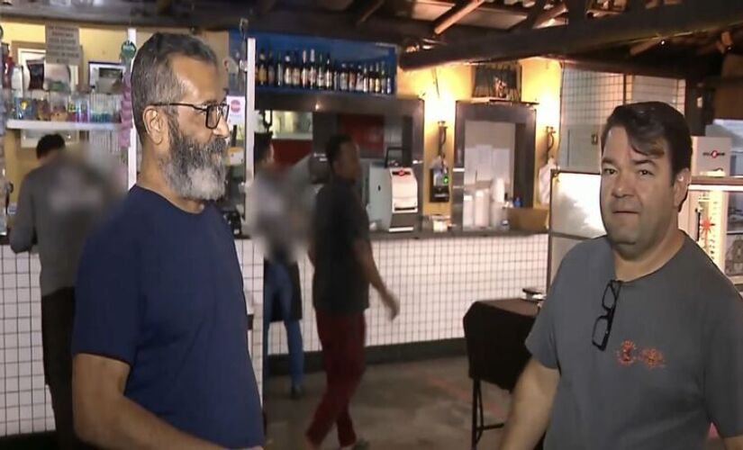 O garçom encontrou o dono da carteira e foi um momento emocionante