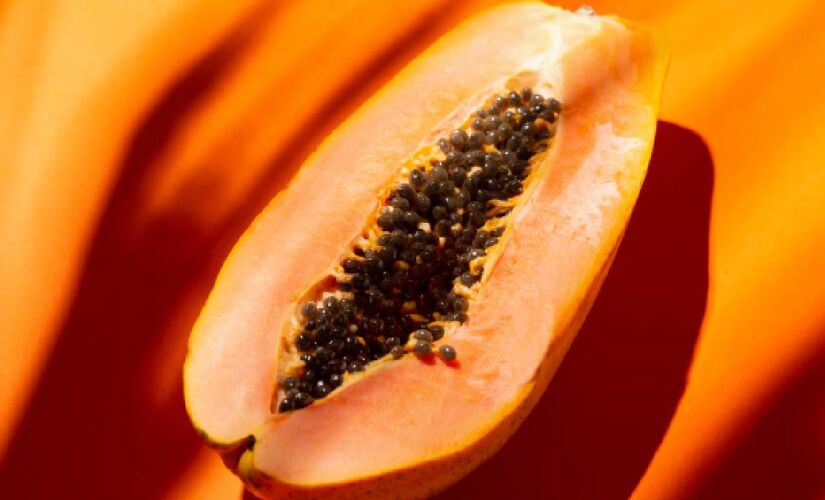 As sementes do mamão têm sabor picante e podem ser usadas como substituto da pimenta-do-reino 
