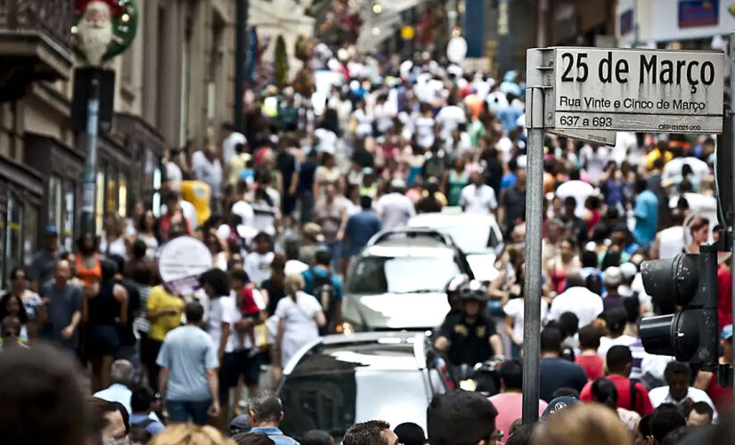 Rua 25 de Março é uma das mais famosas de São Paulo; local é conhecido pela movimentação do comércio
