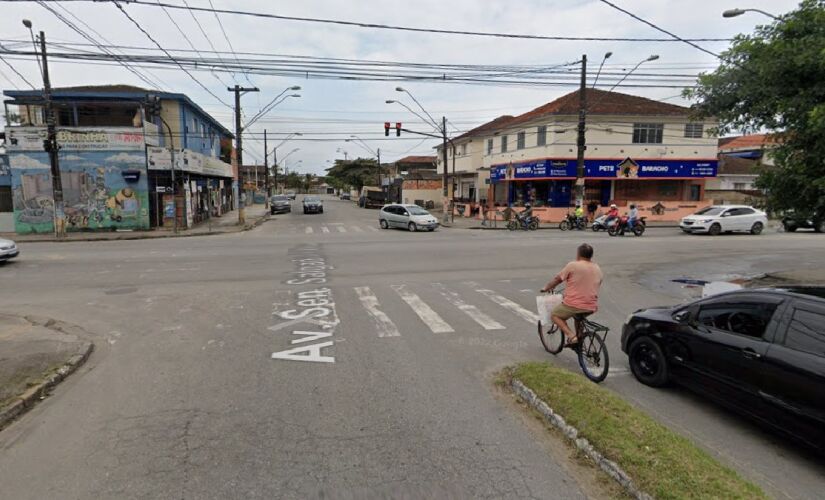 Coletivo realizou uma convesão à esquerda e, em seguida, bateu na motocicleta