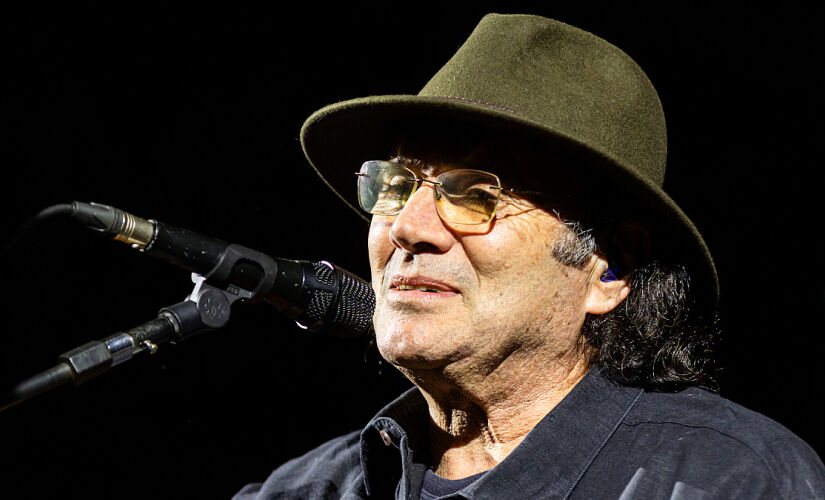 Almir Sater é conhecido por valorizar a viola caipira e a cultura pantaneira