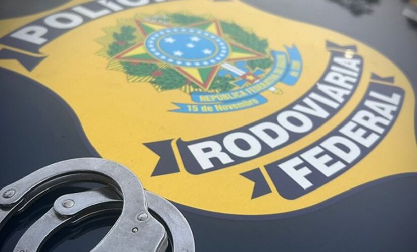 Droga estava escondida entre caixas de peixe na Régis Bittencourt; motorista foi preso em flagrante e levado à Polícia Civil