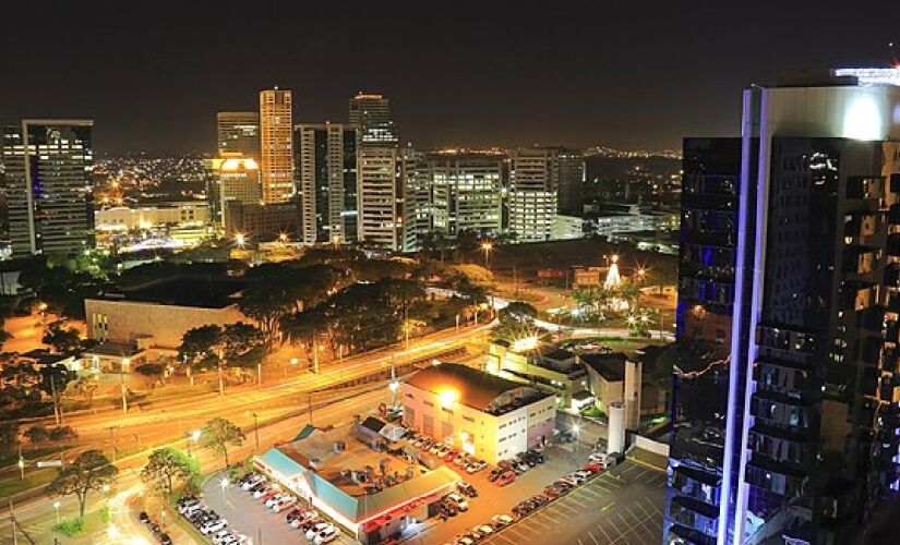 Extenso e confundido com uma cidade por alguns, Alphaville fica em Santana de Parnaíba, a cerca de uma hora da Capital