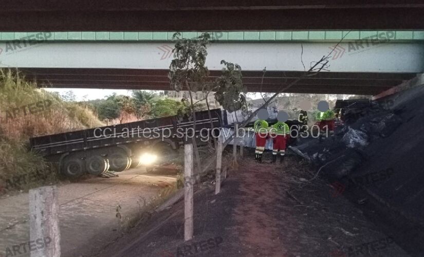Veículo estava carregado com aproximadamente 20 toneladas de grafite em pó e houve derramamento da carga na estrada abaixo