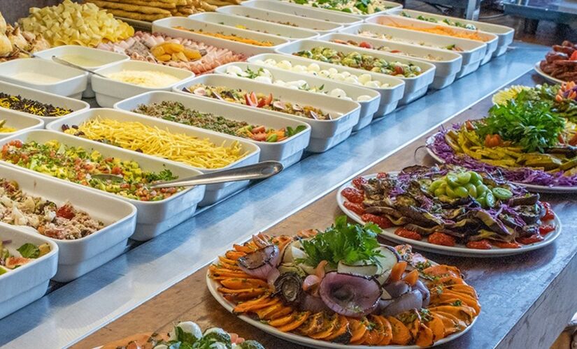 No cardápio há opções para o café da manhã, almoço e jantar, entre muitas outras possibilidades