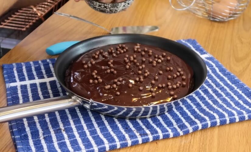 Seguindo esses passos, você terá um bolo de chocolate com a massa cheia e fofinha