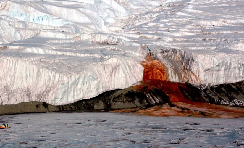 A "Cachoeira de Sangue" é um espetáculo impressionante na geleira de Taylor, Antártida.