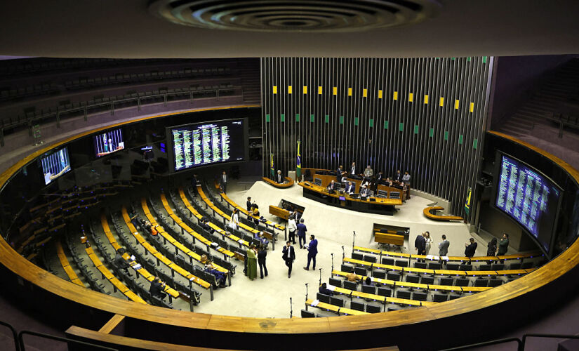 Aprovação da PEC da Blindagem pela Câmara dos Deputados gerou reações negativas entre políticos e parte da sociedade
