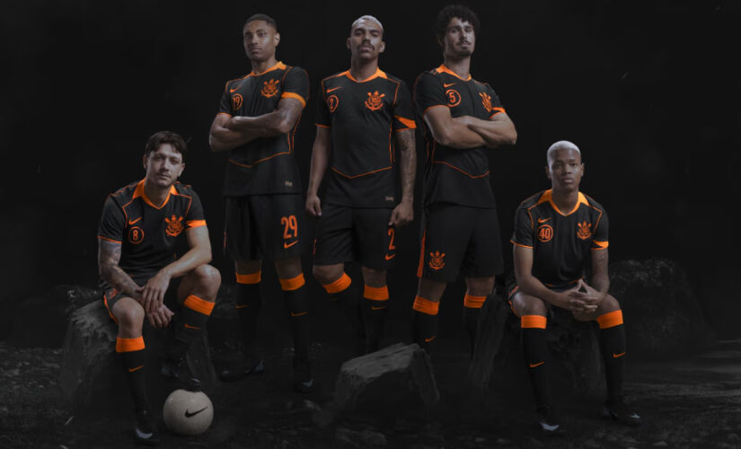 Jogadores do Corinthians posam com novo terceiro uniforme para 2025