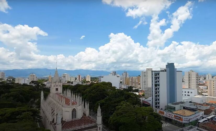 Pavão Azul é o principal símbolo de folclore desse município 