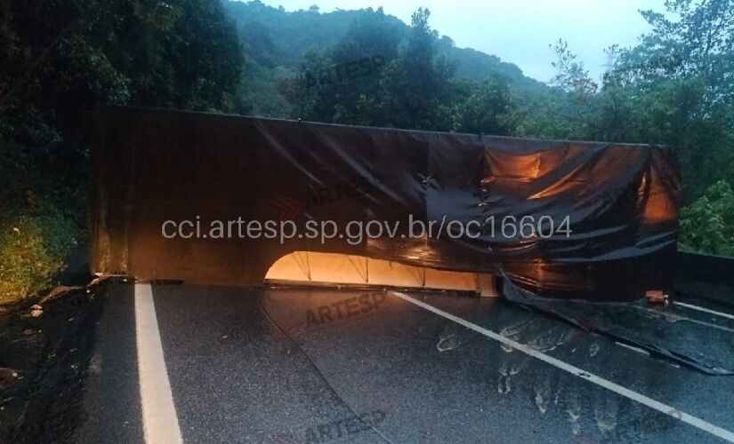 Acidente aconteceu na altura do quilômetro 50, no sentido do litoral