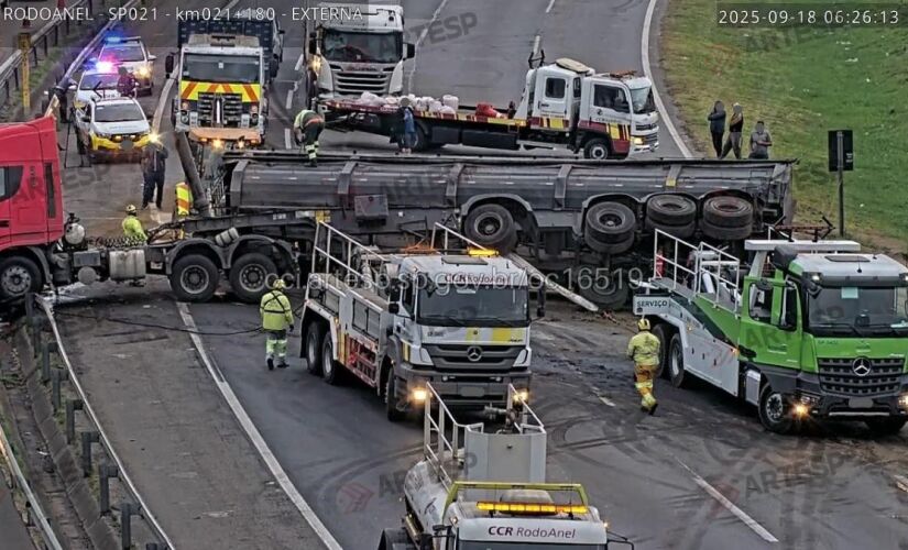 Devido ao acidente, o tráfego foi desviado para a pista marginal