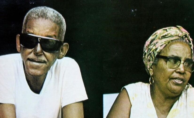 Cartola ao lado de dona Zica; artista só gravaria álbum solo em 1974