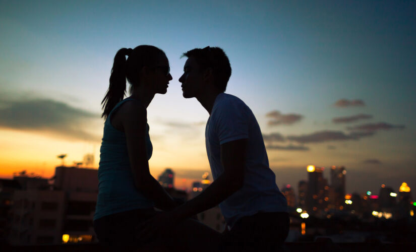 Surpresas amorosas, sedução e momentos de intimidade prometem transformar relacionamentos, equilibrando desejo e sentimentos ao longo do mês