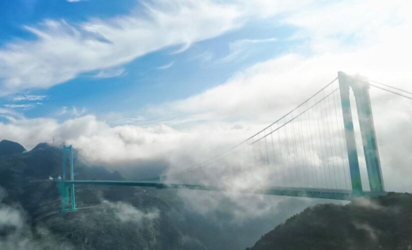 Ponte mais alta do mundo foi construída sobre o Cânio Huajiang, na China