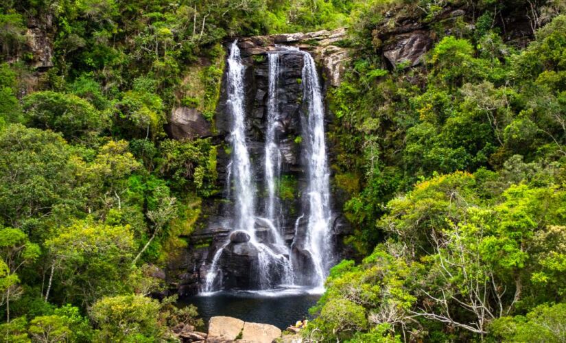 O lugar permite uma imersão na natureza, com acesso direto a trilhas e cachoeiras