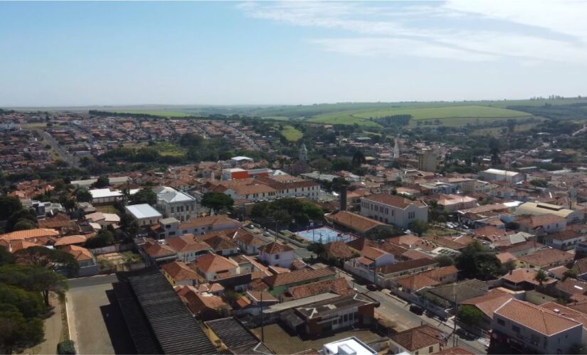 A cidade conta com hospitais, escolas, comércio diversificado e acesso fácil a rodovias, garantindo praticidade no dia a dia